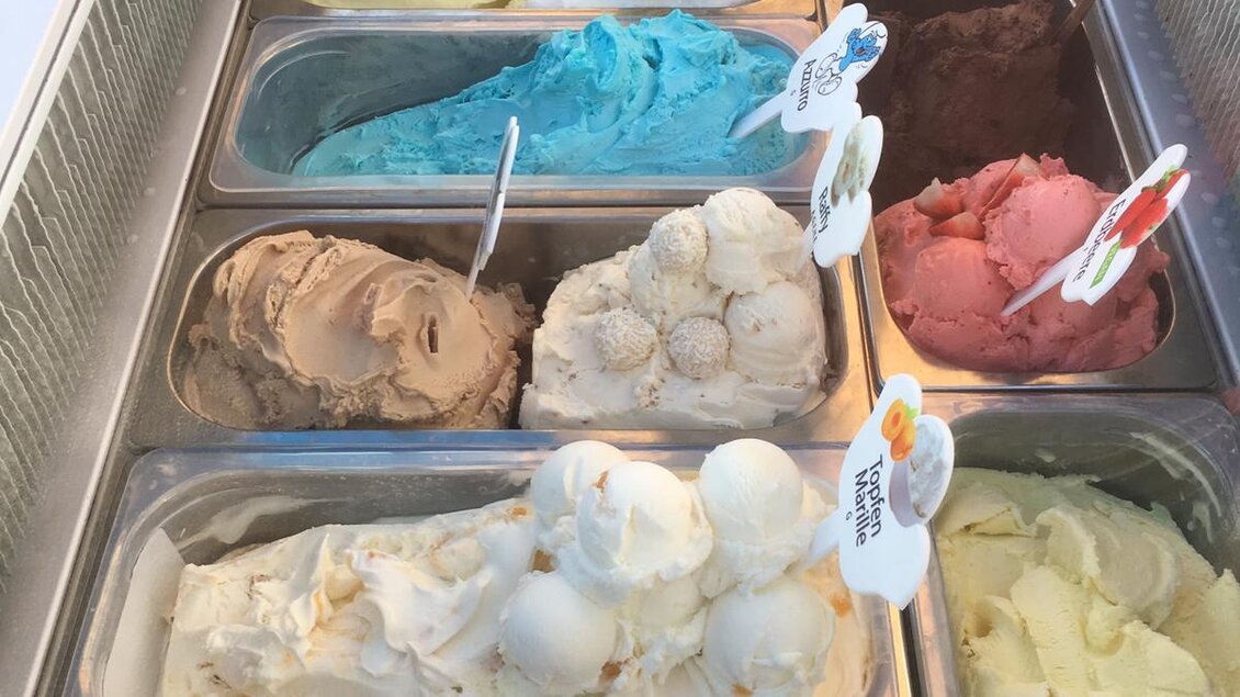 Suchen Sie sich ein köstliches Eis aus unserer Vitrine aus! | © Gasthaus Kaufmann