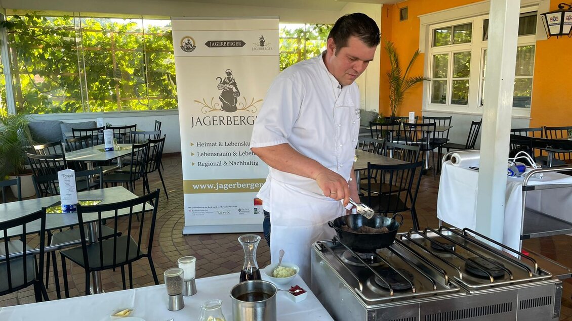 Der Grillmeister bei der Arbeit. | © Gasthaus Kaufmann