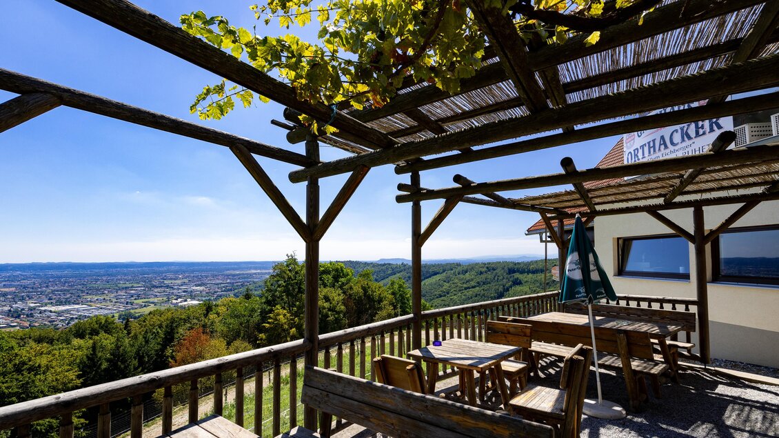 Gasthaus Orthacker mit gemütlichem Gastgarten und weitem Blick über Graz und das Umland. | © Region Graz - Harry Schiffer