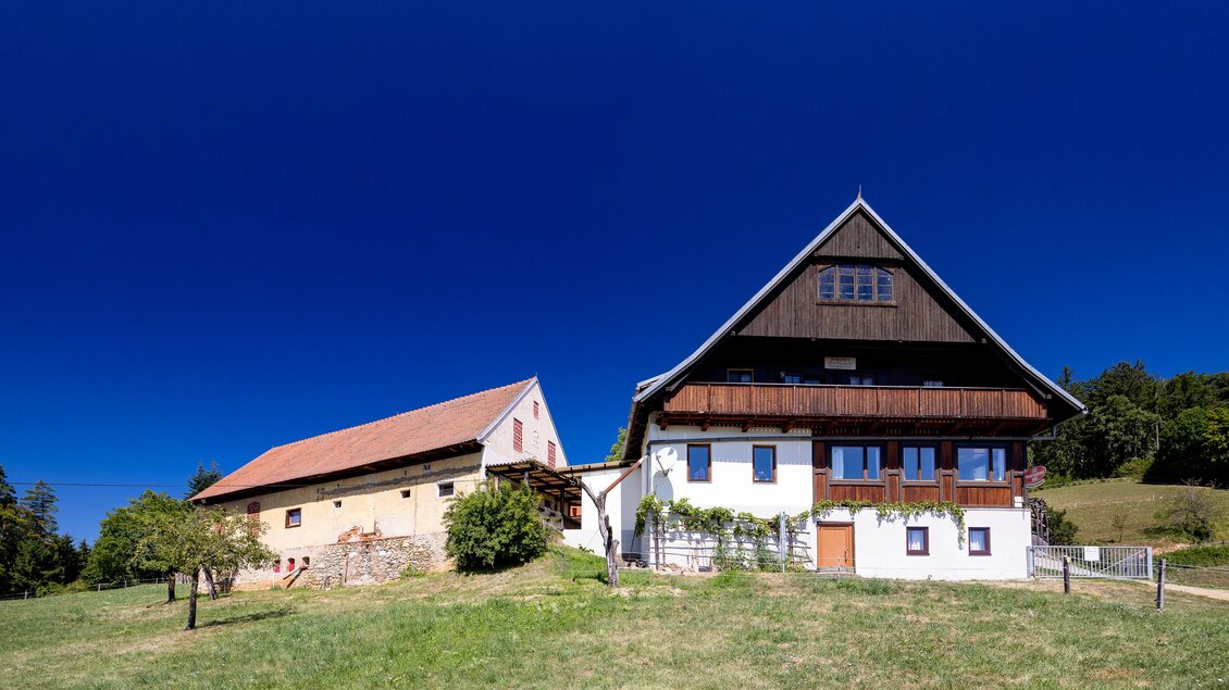 Gasthaus Orthacker mit traditioneller Holzfassade am grünen Stadtrand von Graz. | © Region Graz - Harry Schiffer