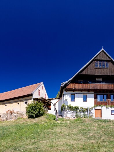 Gasthaus Orthacker mit traditioneller Holzfassade am grünen Stadtrand von Graz. | © Region Graz - Harry Schiffer