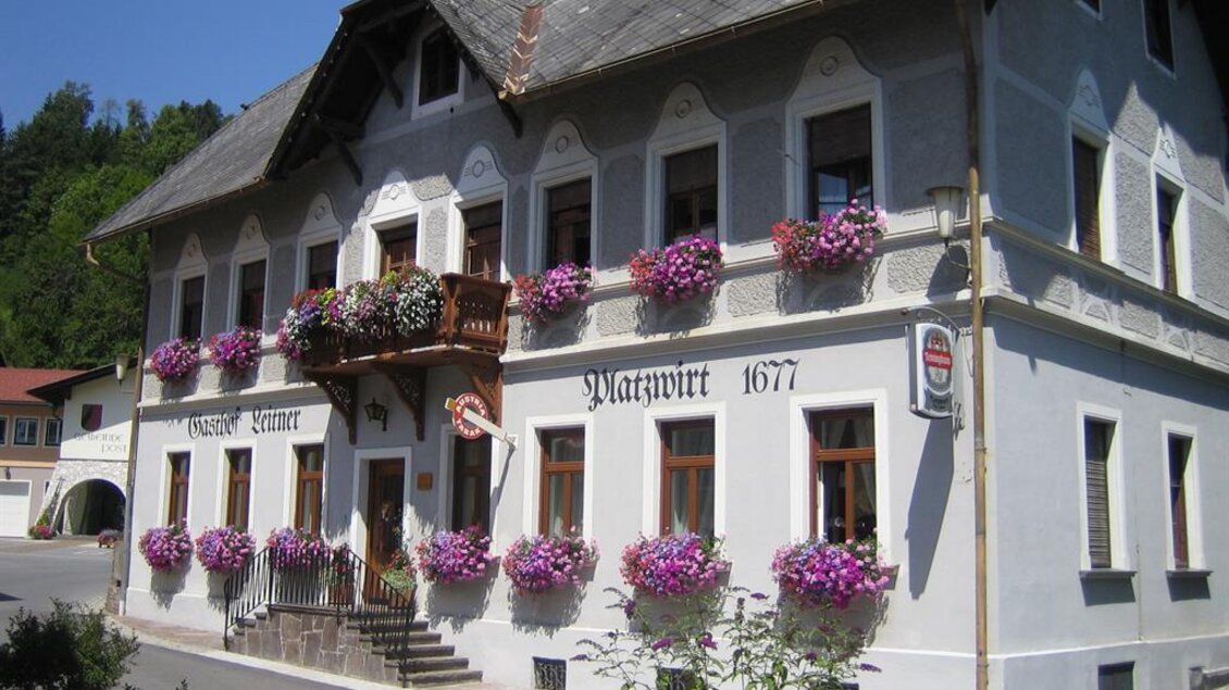 Historisches Wirtshaus Platzwirt in Graden mit Blumenfassade und Balkon. | © Barbara Rainer