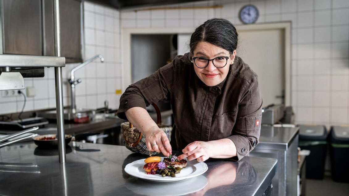 Küchenchefin beim Anrichten eines Tellers in der Profiküche des Platzwirts in Graden.  | © Platzwirt_KerstinFotografie
