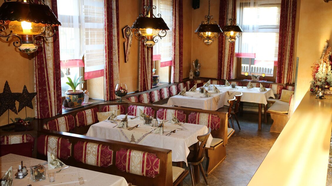 Ein gemütliches Restaurant mit eleganten Tischen und Stühlen. Die warmen Farben und die stilvolle Beleuchtung schaffen eine einladende Atmosphäre. | © Gasthaus Rüf-Peterwirt