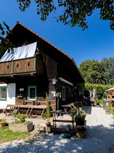 Das Gasthaus Sankt Johann und Paul in Graz bietet eine idyllische Atmosphäre mit einer gemütlichen Terrasse und einem schönen Garten.  | © Region Graz - Harry Schiffer