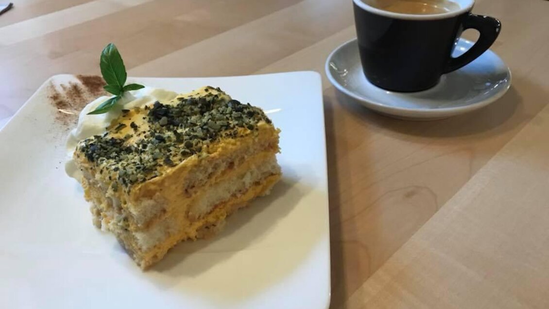 Zu sehen ist Kürbistiramisu als Dessert mit einem Kaffee.  | © Gasthaus Strobl