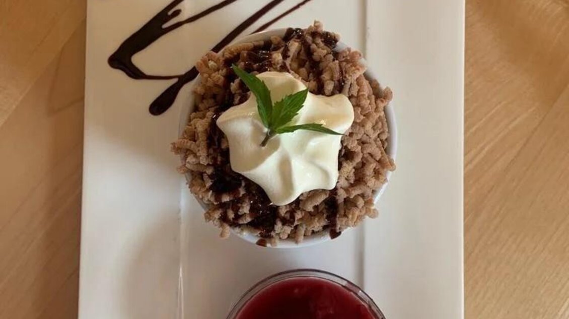 Zu sehen ist ein Kastanienreis mit Kirschkompott als Dessert serviert.  | © Gasthaus Strobl