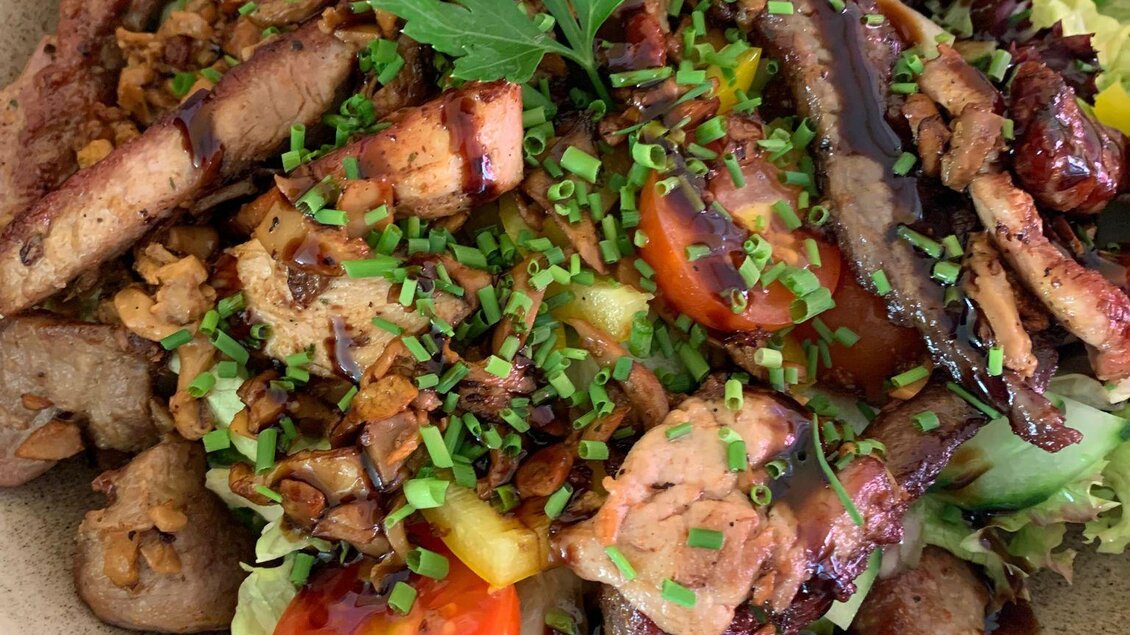 Man sieht einen Salat mit Eierschwammerl- Filetspitzen als Hauptspeise mit Kräuter garniert.  | © Gasthaus Strobl