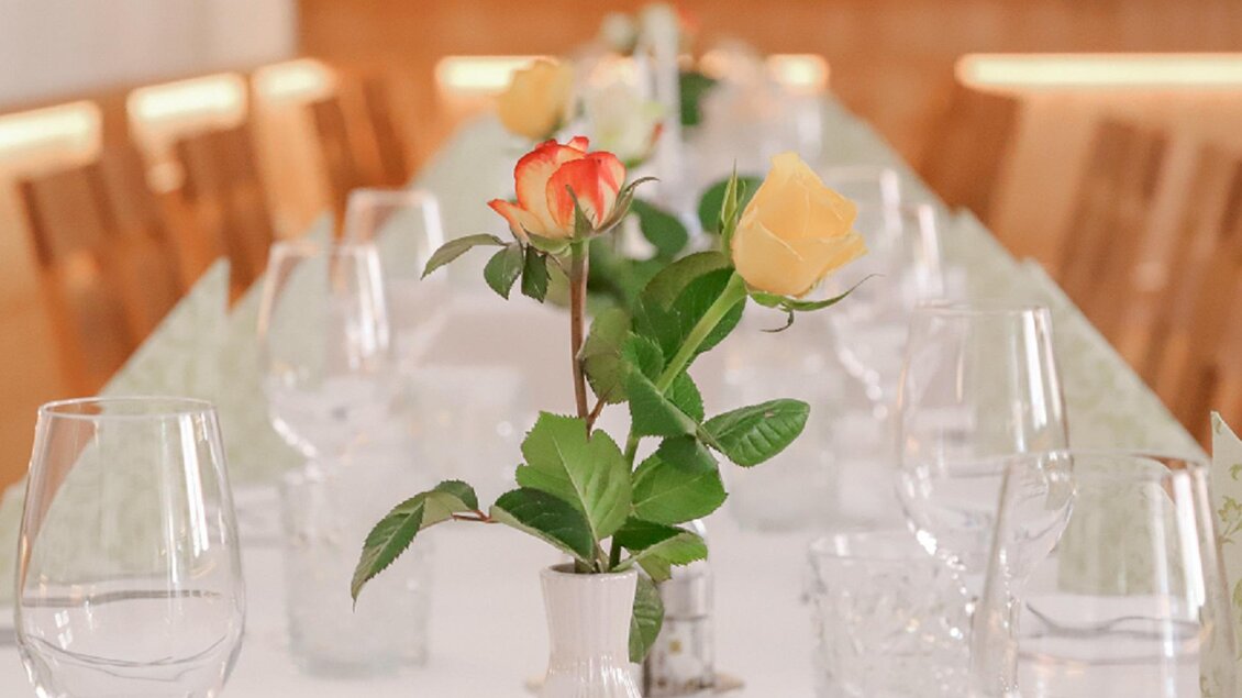 <p>Zu sehen ist ein weiß gedeckter Tisch mit einer Rose als Dekoration. </p> | © Tourismusverband Oststeiermark