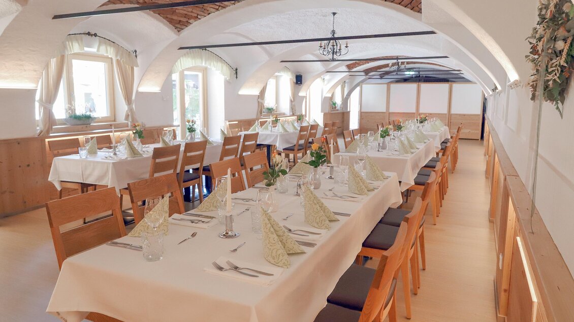 Man sieht einen weiß gedeckten Saal im Gasthaus Strobl.  | © Tourismusverband Oststeiermark