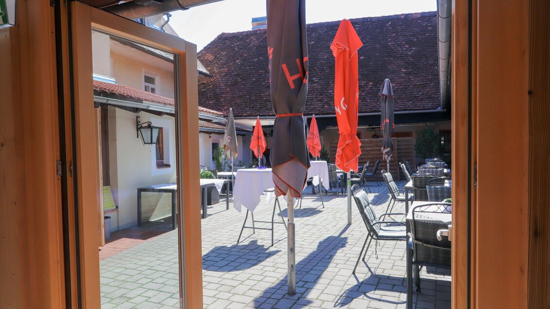 Zu sehen ist die Terrasse mit Sitzmöglichkeiten draußen im Gasthaus Strobl.  | © Tourismusverband Oststeiermark