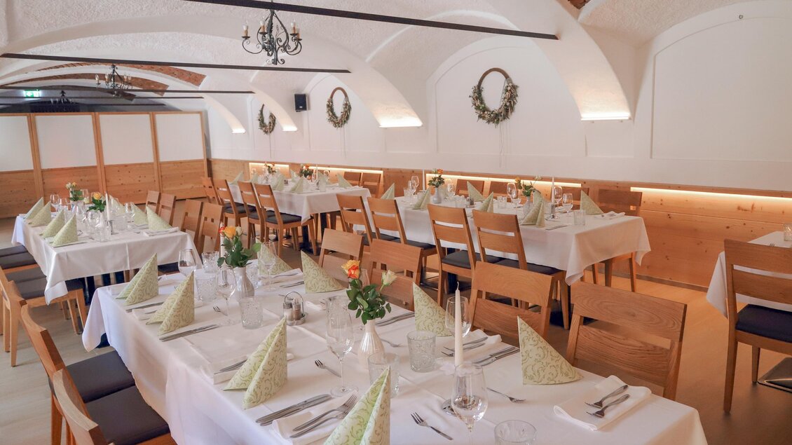 Zu sehen ist ein weiß gedeckter Saal im Gasthaus Strobl.  | © Tourismusverband Oststeiermark