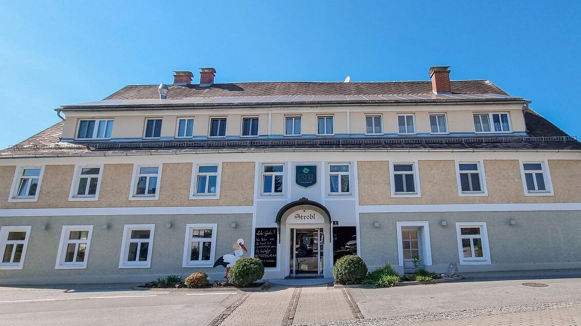 Zu sehen ist das Gasthaus Strobl von außen.  | © Tourismusverband Oststeiermark