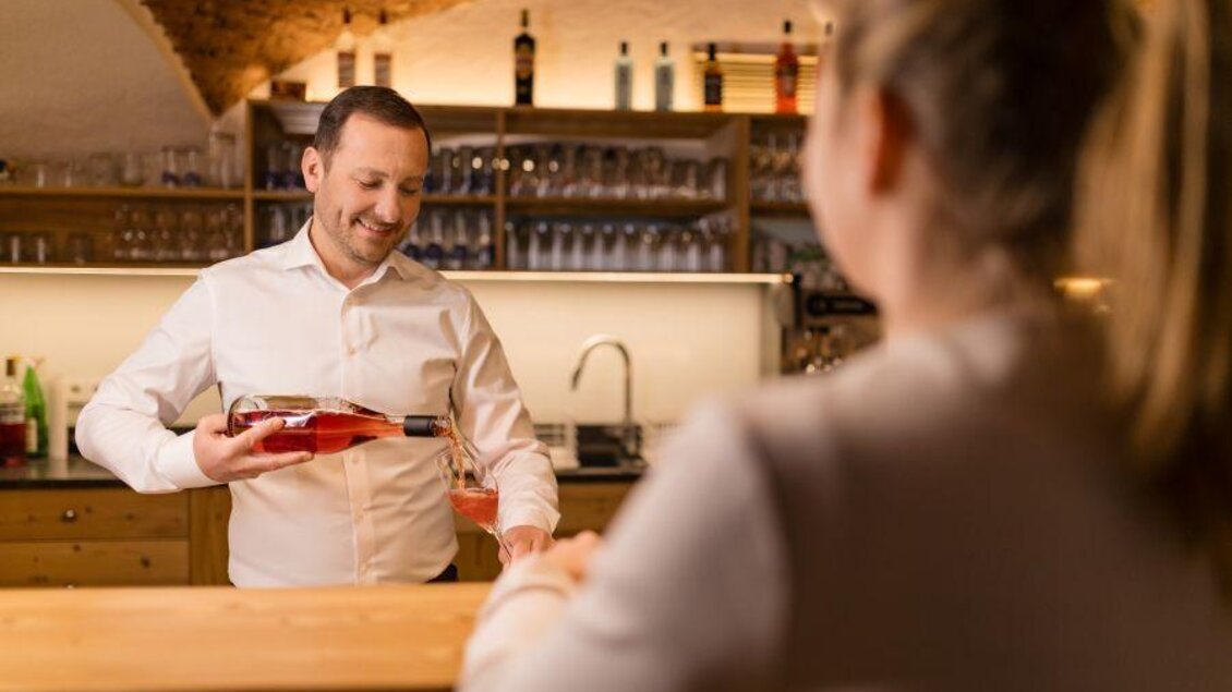 Zu sehen ist Kürbistiramisu als Dessert mit einem Kaffee.  | © Gasthaus Strobl