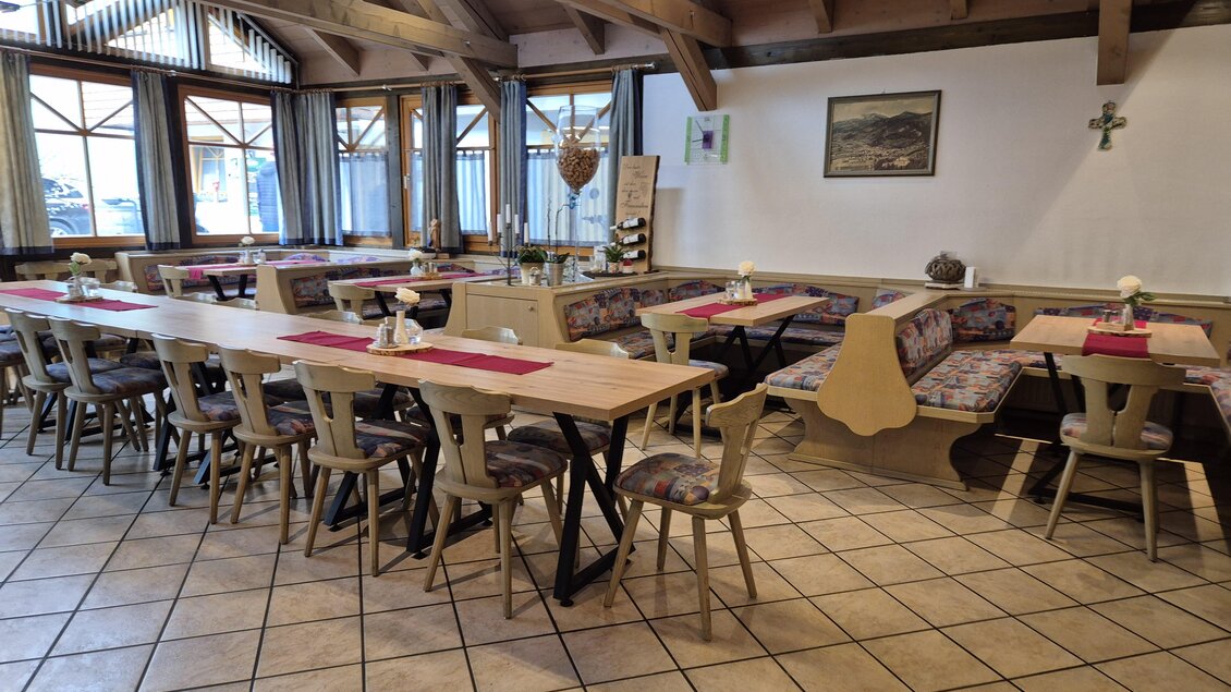 Ein gemütliches Restaurant mit Holzdekor und rustikalen Tischen. Die Sitzecke ist einladend mit Tischdecken und schönem Licht. | © TV Murau