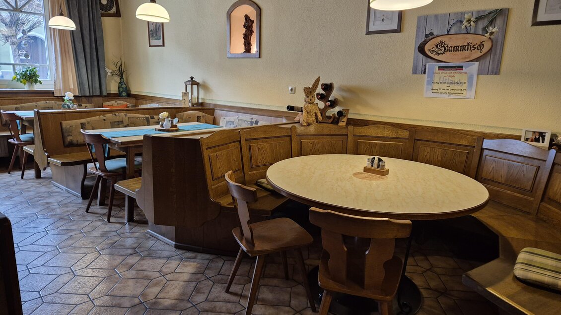 Ein gemütliches Restaurant mit Holzmöbeln und einem runden Tisch in der Mitte. Die Wände sind freundlich dekoriert, und das Licht ist sanft und einladend. | © TV Murau