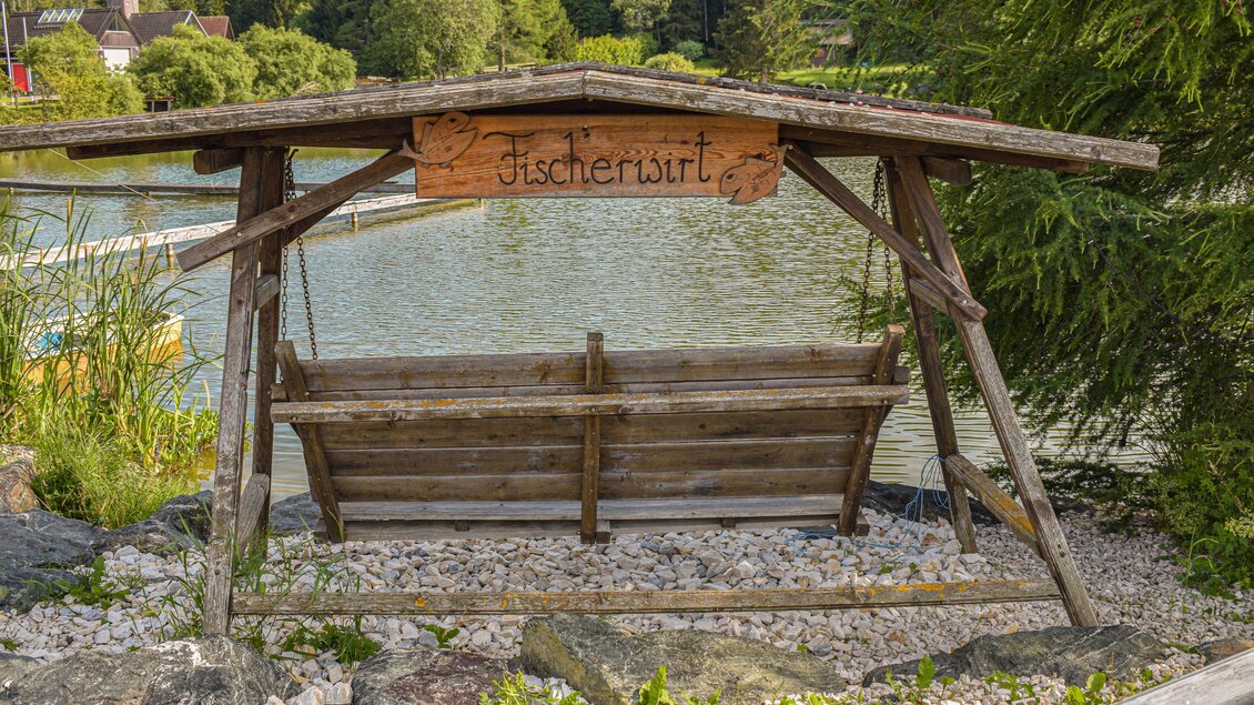Hollywoodschaukel direkt am Grasluppteich beim Fischerwirt in Zeutschach. | © Photo Martin