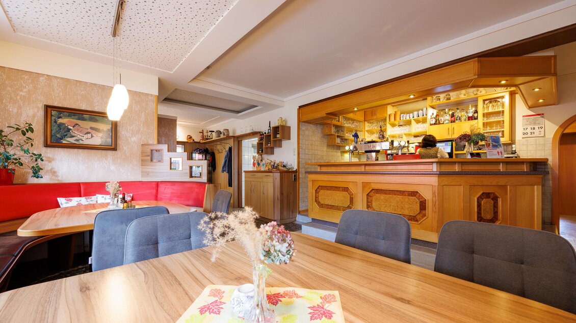 Gaststube im Gasthof Herlwirt in Ligist, Steiermark, mit Holztischen, Sitzbänken und Schankbereich. | © TV Region Graz - Harry Schiffer