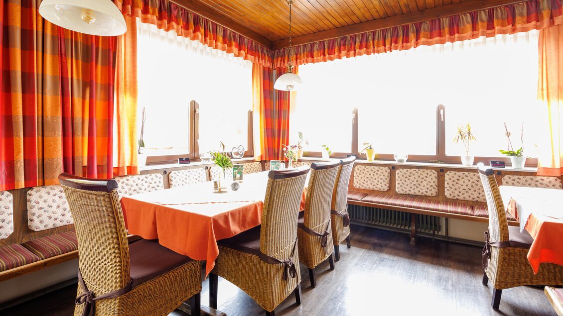 Stube im Gasthof Herlwirt in Ligist, Steiermark, mit Eckbank, Holztischen und großen Fenstern. | © TV Region Graz - Harry Schiffer