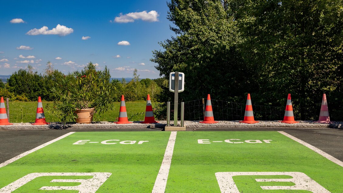 E-Ladestation mit markierten Parkplätzen beim Gasthof Herlwirt in Ligist, Steiermark. | © TV Region Graz - Harry Schiffer