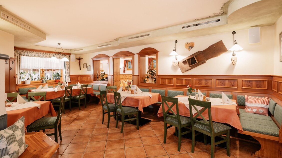 Ein gemütliches Restaurant mit holzigen Möbeln und freundlichen Tischen. Die Atmosphäre ist einladend und warm. | © Gasthof Käferhube