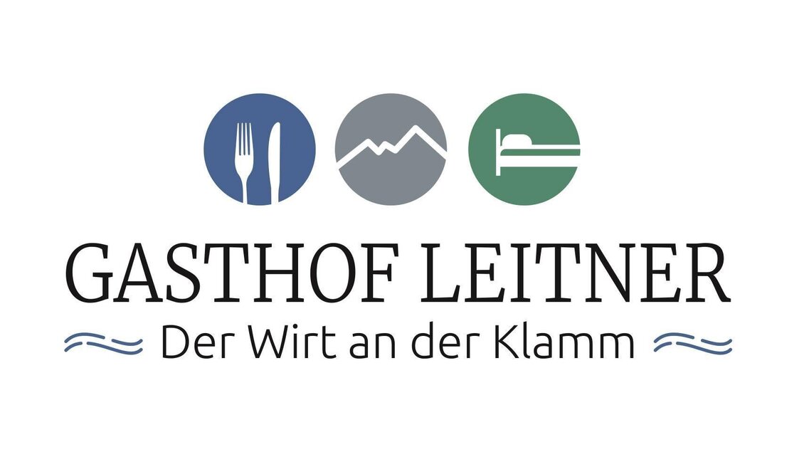 Logo des Gasthof Leitner mit Symbolen für Gastronomie, Berge und Unterkunft sowie dem Schriftzug „Der Wirt an der Klamm“. | © Gasthof Leitner