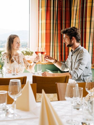 Gemütlich anstoßen im Gastzimmer vom Martinhof | © Martinhof
