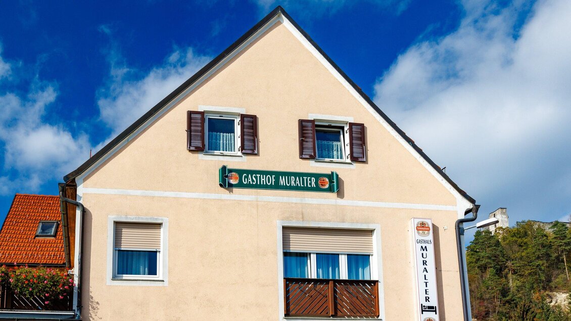 Fassade des Gasthauses Muralter in Voitsberg mit grüner Beschilderung und Fensterläden. | © TV Region Graz-Harry Schiffer