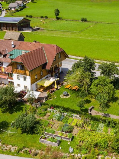 Ein schönes Haus mit einem großen Garten und Spielplatz. Umgeben von der grünen Landschaft und einer ruhigen Straße. | © Tourismusverband Murau