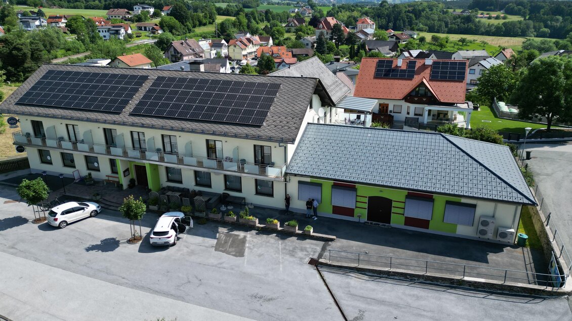 Eine Vogelperspektive auf mehrere Gebäude in einer ländlichen Umgebung. Die Architektur ist vielfältig, mit einem großen Hof und Grünflächen. | © Gasthaus Schwammer
