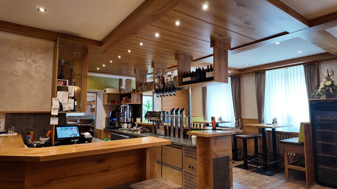 Eine gemütliche Bar mit Holzdekor und warmem Licht. Die Theke ist gut ausgestattet und lädt zum Verweilen ein. | © TV Hochsteiermark/Amelie Kertelits