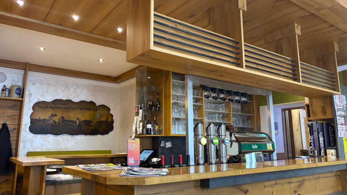 Eine einladende Bar mit Holzvertäfelung und gut sortierten Regalen. Im Hintergrund sind Gläser und Getränke sichtbar. | © TV Hochsteiermark/Amelie Kertelits