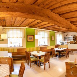 Ein gemütliches Restaurant mit Holzdecken und hellen Farben. Die Tische sind ordentlich gedeckt und die Atmosphäre ist einladend. | © TV Region Graz - Lunghammer