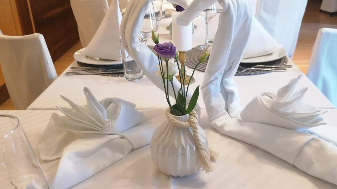 <p>Schön gedeckte Hochzeitstafel im Gasthof "Zur Sonne" in Trautmannsdorf</p> | © Gasthof zur Sonne