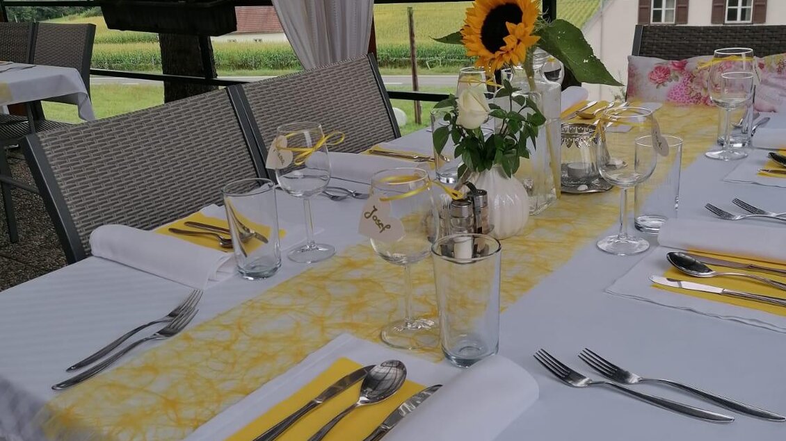 <p>Gedeckte Tafel im Freien im Gasthof "Zur Sonne" in Trautmannsdorf.</p> | © Gasthof zur Sonne