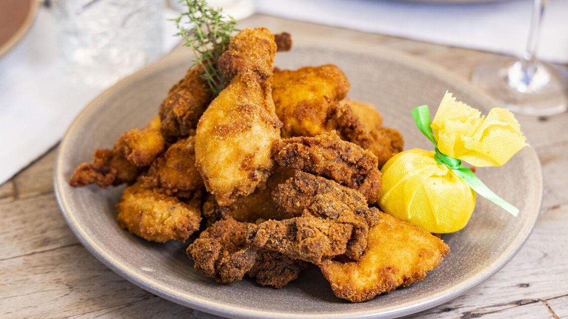 Frisches Backhendl am Teller mit Küchendeko, einfach köstlich. | © Graz Tourismus-Werner Krug