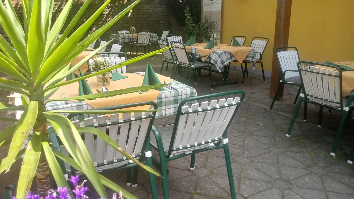<p>Schöner schattiger Gastgarten beim Gasthof Haiden in Jagerberg</p> | © Gasthof Haiden