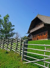 Holzhaus mit Weidezaun und grüner Wiese_Oststeierm | © Maria Fank | © Maria Fank