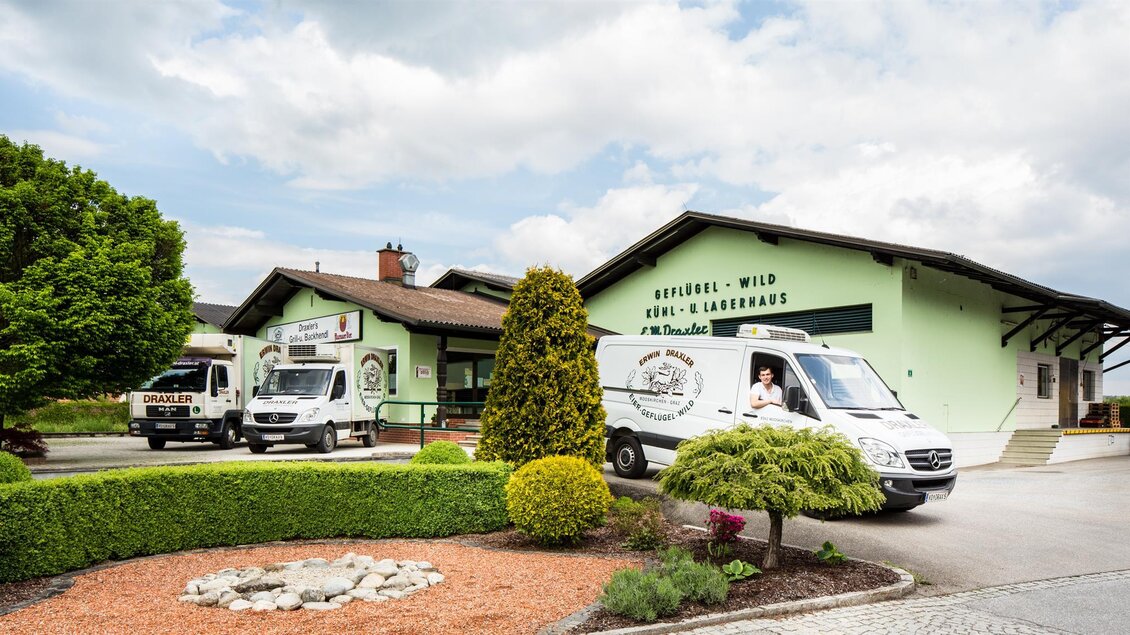 Firmengebäude von Geflügel Draxler in Mooskirchen mit Lieferfahrzeugen vor dem Eingang. | © Draxler