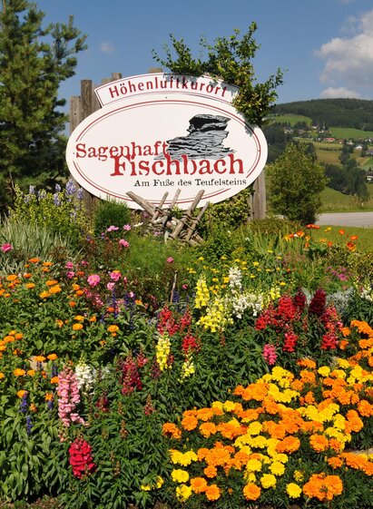 Fischbach place name sign with flowers_Eastern Styria | © Tourismus Fischbach