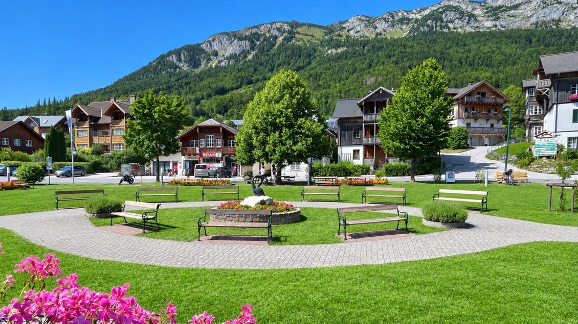 Sitzgelegenheiten im Gemeindepark Grundlsee | © Tourismusverband Ausseerland