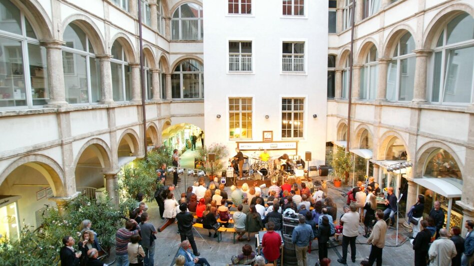 Konzertabend im Generalihof Graz – Innenhof mit Fl | © Graz Tourismus-Harry Schiffer