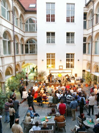 Konzertabend im Generalihof Graz – Innenhof mit Fl | © Graz Tourismus-Harry Schiffer