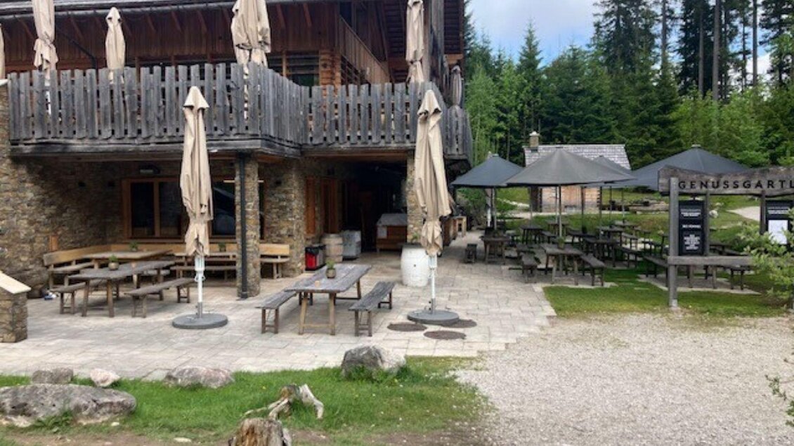 Das Genuss Gartl ist ein gemütlicher Sitzgarten in der Natur mit Außenplätzen und Sonnenschirmen. Umgeben von Bäumen und Wiese lädt es zum Verweilen ein.</p> | © TVB Ausseerland Salzkammergut (c) Heike Temmel