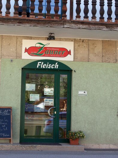 <p>The small butcher shop named "Zauner" in Bad Aussee. The windows are labeled with "Meat" and "Sausage".</p> | © TVB Ausseerland Salzkammergut