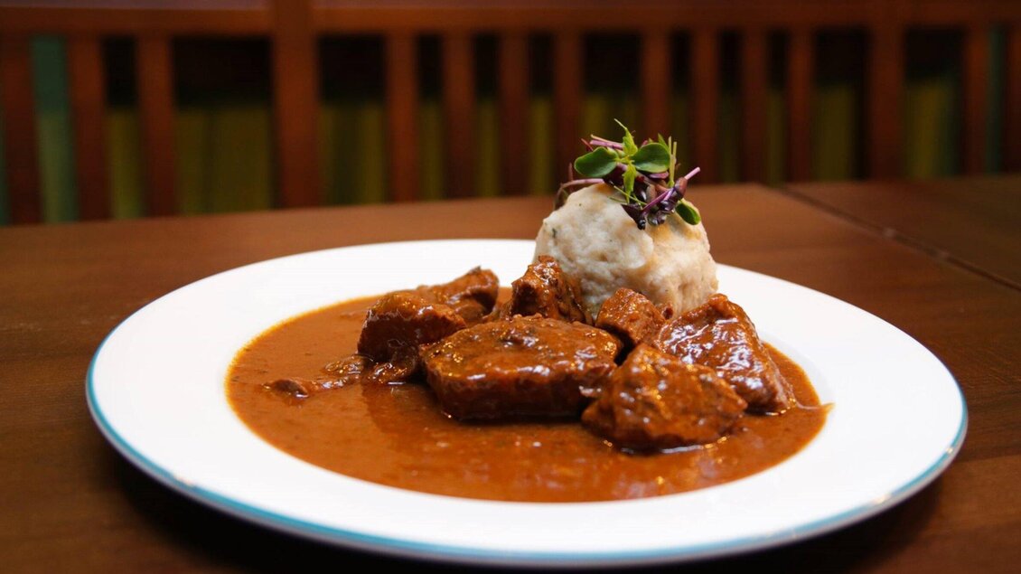 Glöckl Bräu - Rindsgulasch mit Knödel | © Glöckl Bräu