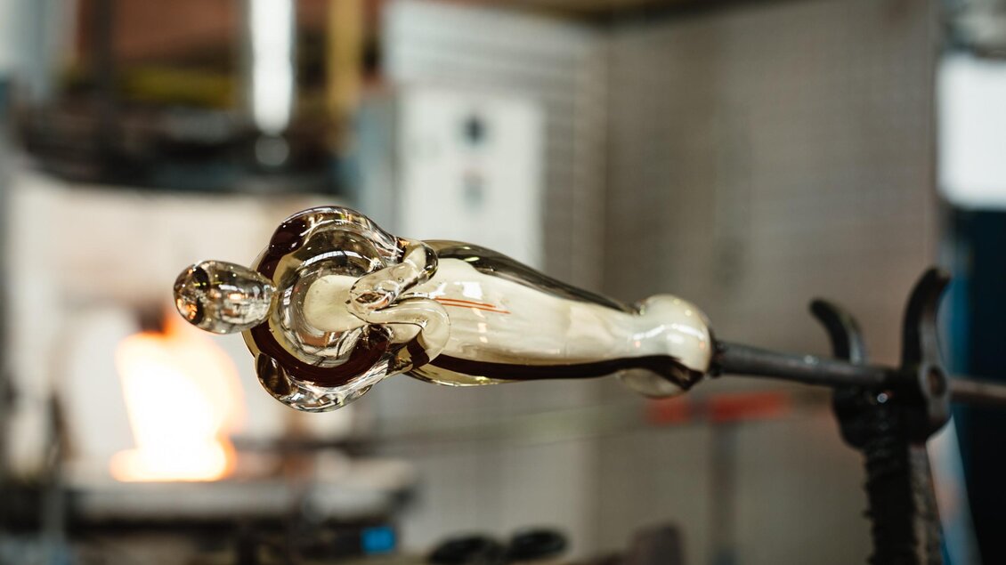 Eine Glasmadonna aus klarem und weißem Glas entsteht an der Glasmacherpfeife in der Glashütte Bärnbach. | © Bernd Grosseck