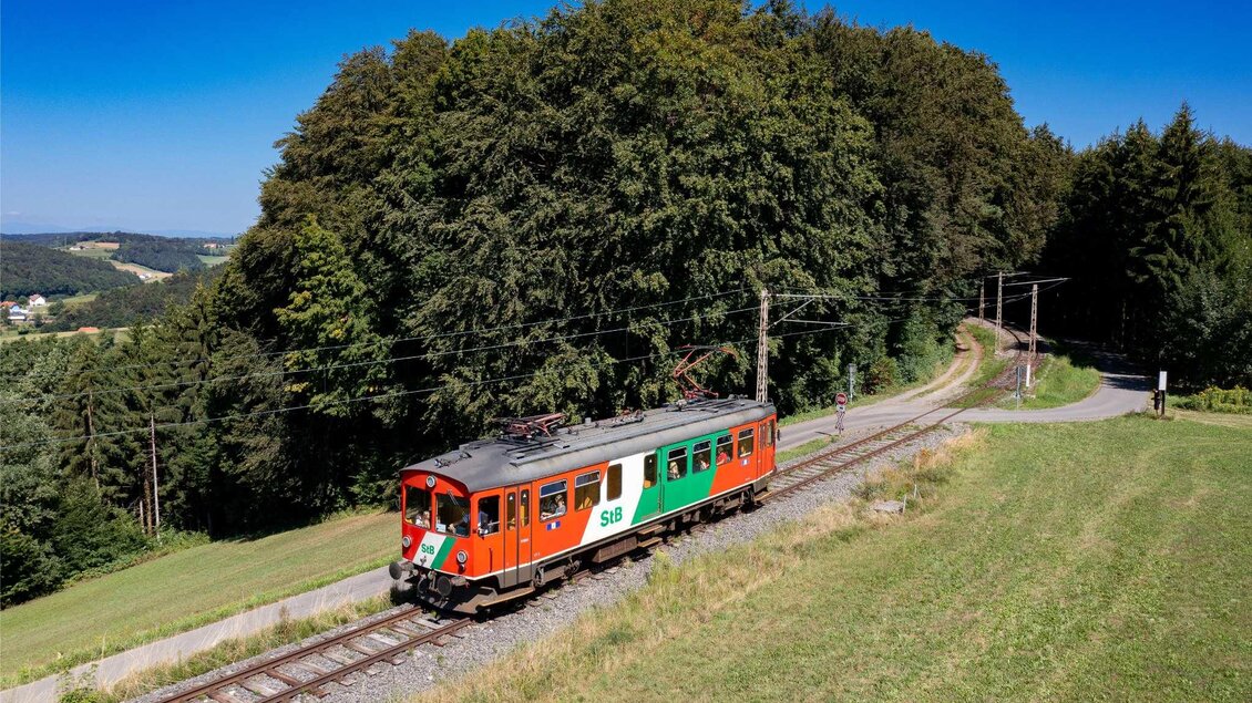 Gemächlich durch die sanften Hügel gleitend, verbindet Gleichenberger Bahn Landschaft und Lebensgefühl auf besondere Weise. Eine Fahrt, die entschleunigt, den Blick öffnet und die Erlebnisregion Thermen- & Vulkanland im Südosten der Steiermark auf charmante Weise erlebbar macht. | © StB