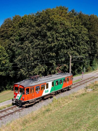 Gemächlich durch die sanften Hügel gleitend, verbindet Gleichenberger Bahn Landschaft und Lebensgefühl auf besondere Weise. Eine Fahrt, die entschleunigt, den Blick öffnet und die Erlebnisregion Thermen- & Vulkanland im Südosten der Steiermark auf charmante Weise erlebbar macht. | © StB