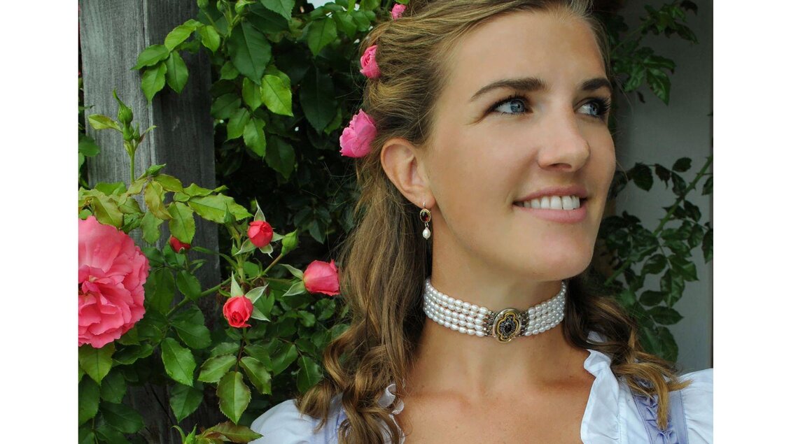 Die  junge Frau auf dem Bild trägt eine Perlenkette von der Goldschmiede Steiner aus Bad Aussee. | © Goldschmiede Steiner